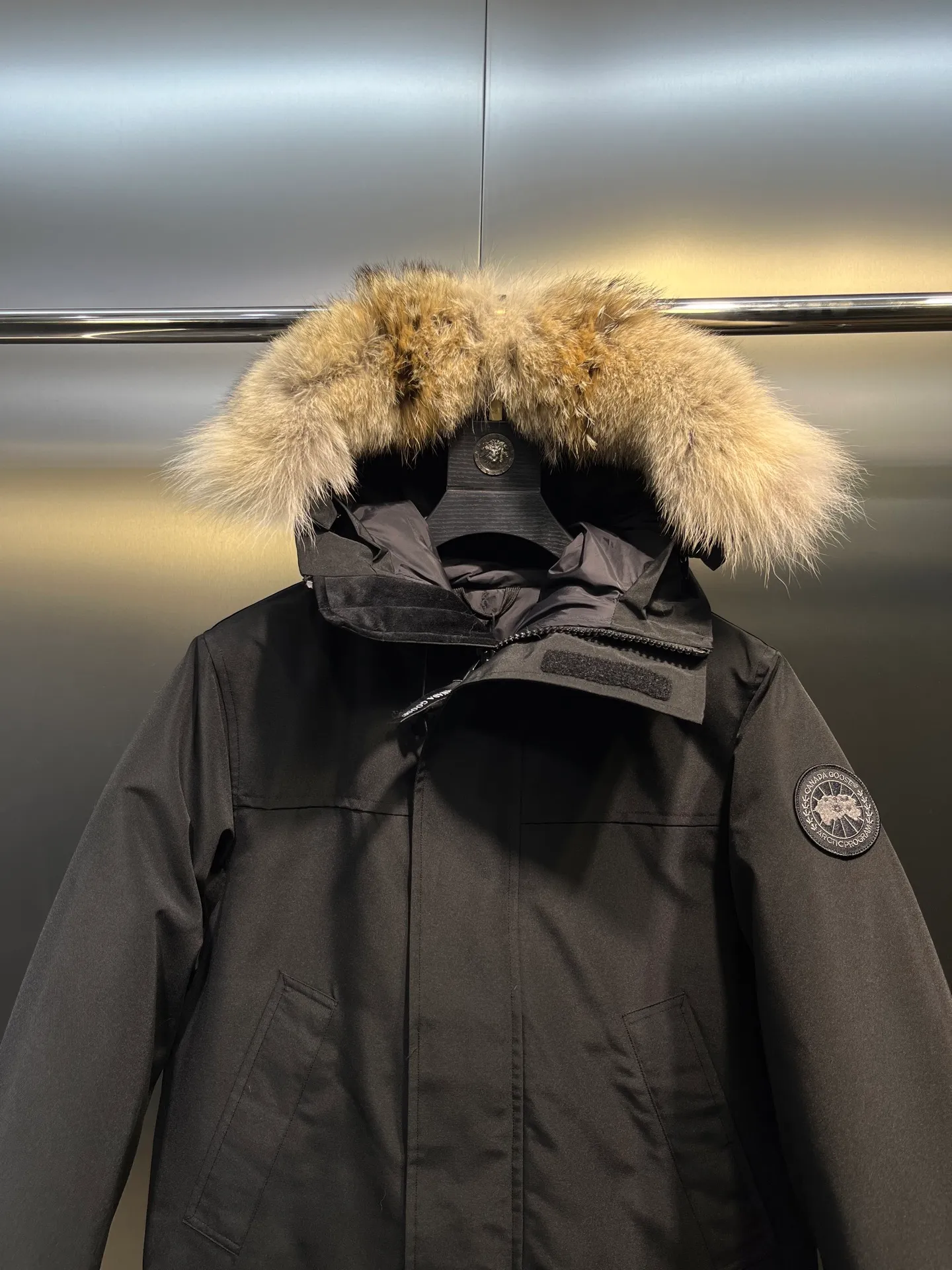 P840 𝘾𝘼𝙉𝘼𝘿𝘼 𝙂𝙊𝙊𝙎𝙀Big Goose 13# The design of Big Goose 13 is simple and elegant, a little longer than the 08 model, more suitable for men and suitable for business people. This down jacket is popular for its simple design, which is not only practical but also has a certain sense of fashion. In terms of applicability, the Daye 13 model provides good thermal insulation performance. Its thermal insulation coefficient is level 5, which can provide enough warmth and is suitable for wearing in cold environments. In addition, the Daye 13 model also has a high cost performance. Compared with other models, it provides a better balance between price and performance, making it more competitive in the market.  size：xs-xxl